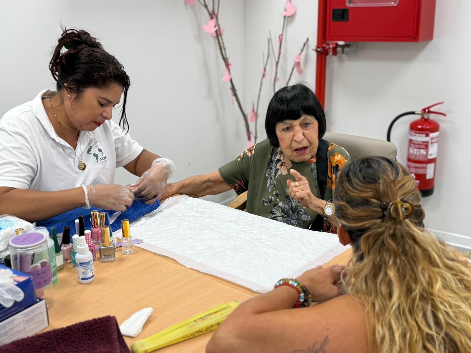 Voluntaria de ASIM haciendo la manicura a una persona mayor